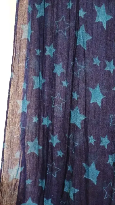Bufanda azul con estampado de estrellas - miniatura 4