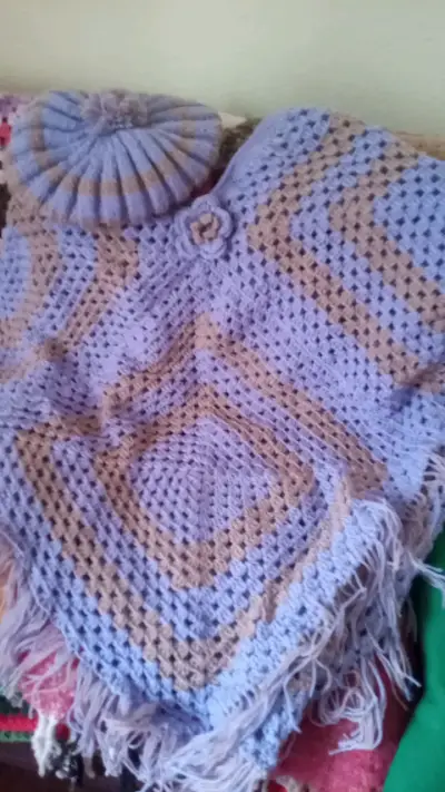 Poncho tejido a crochet con gorro a juego - miniatura 1