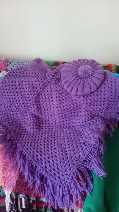 Poncho tejido a crochet con gorro a juego - miniatura 3