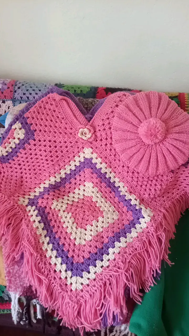 Poncho tejido a crochet con gorro a juego - 4