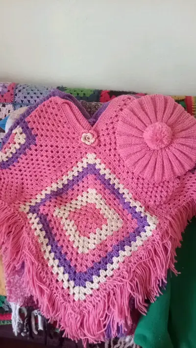 Poncho tejido a crochet con gorro a juego - miniatura 4