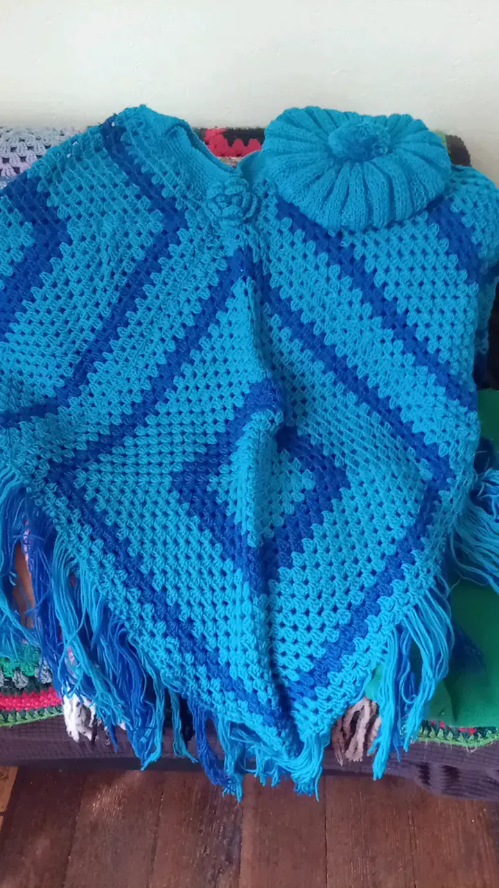 Poncho tejido a crochet con gorro a juego - 5