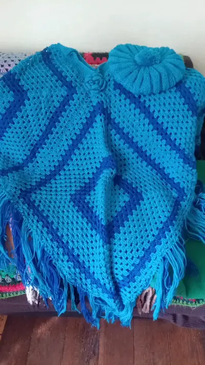 Poncho tejido a crochet con gorro a juego - miniatura 5