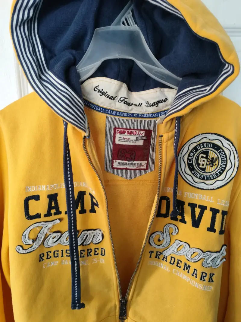 Polerón amarillo con capucha Camp David - 2