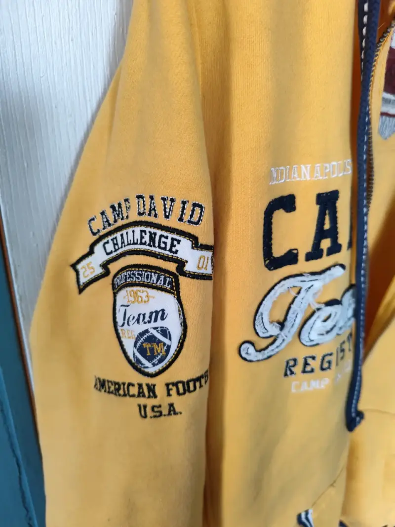 Polerón amarillo con capucha Camp David - 4