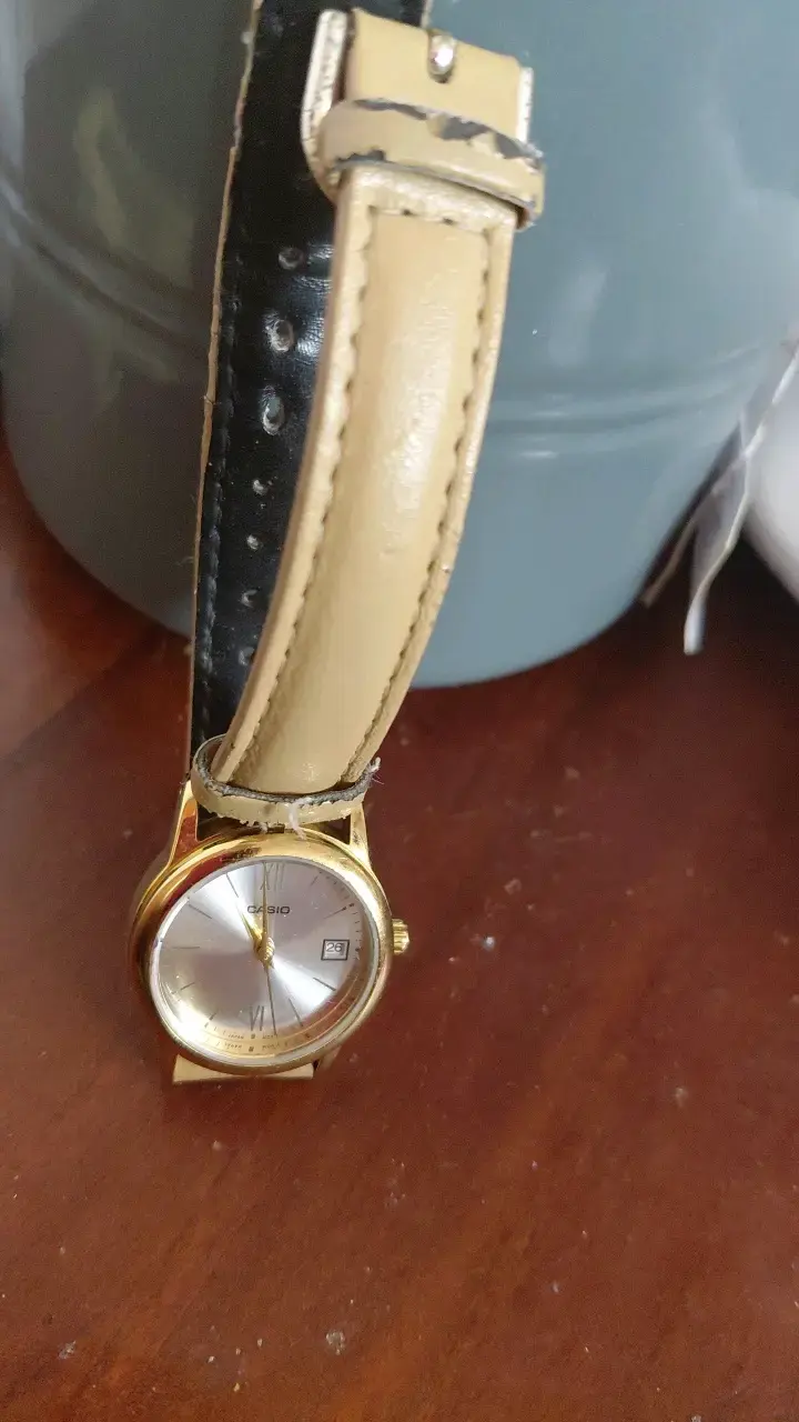 Reloj Casio dorado con correa de cuero