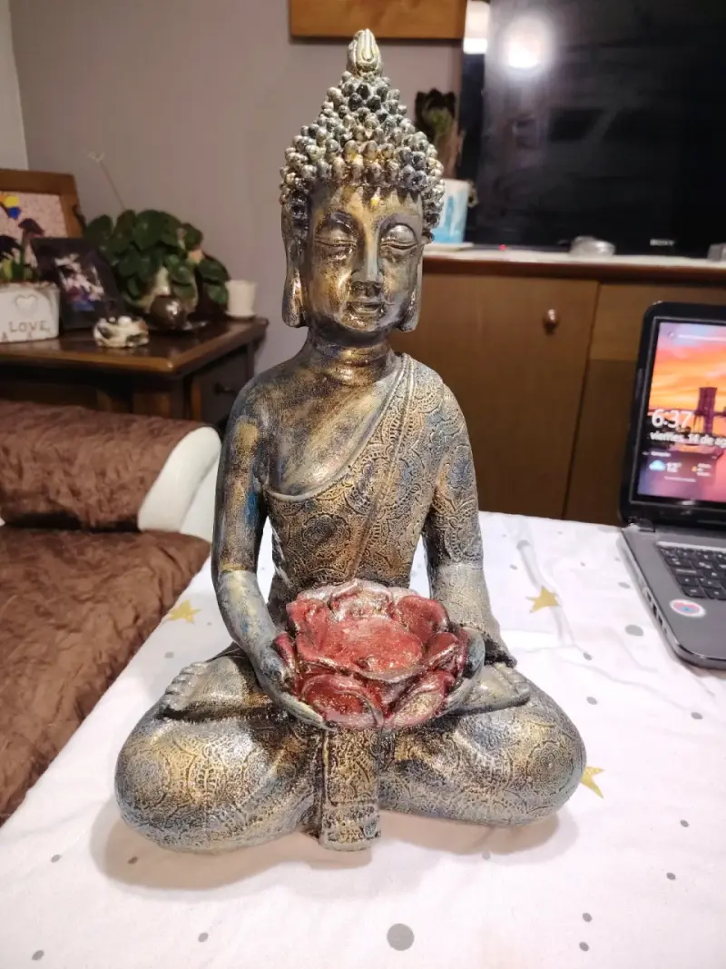 Estatua de Buda Meditando con Flor de Loto