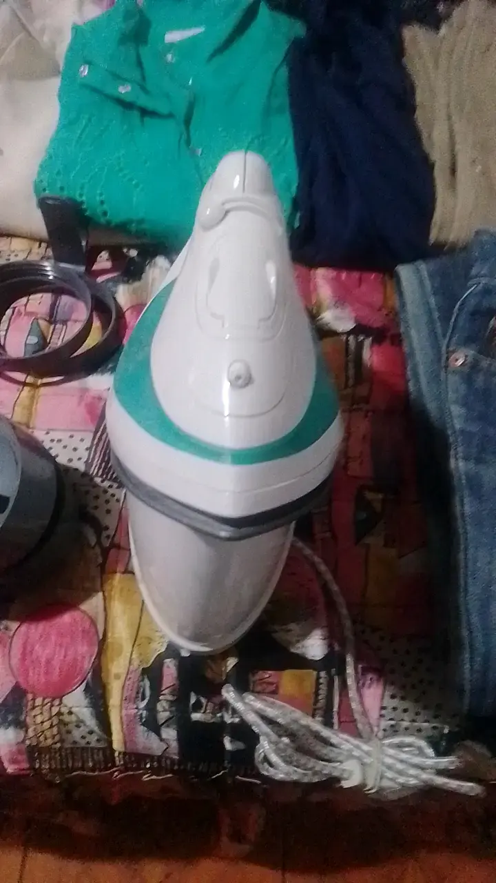 Plancha de vapor blanca y verde en buen estado