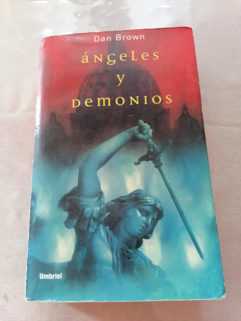 Lote de libros variados: novelas y diccionarios - 1