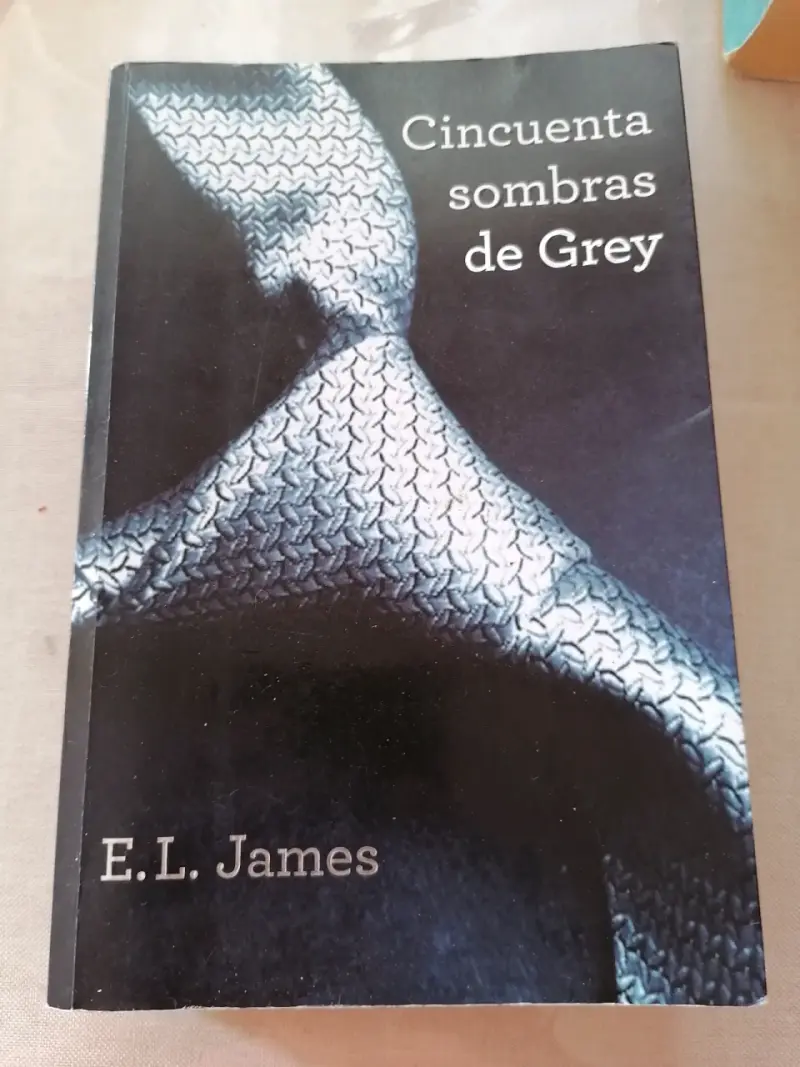 Lote de libros variados: novelas y diccionarios - 6