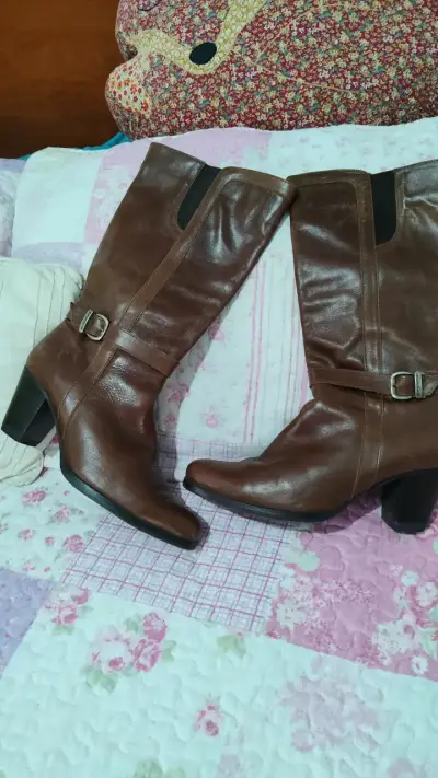 Botas de cuero marrón con tacón alto - miniatura 1
