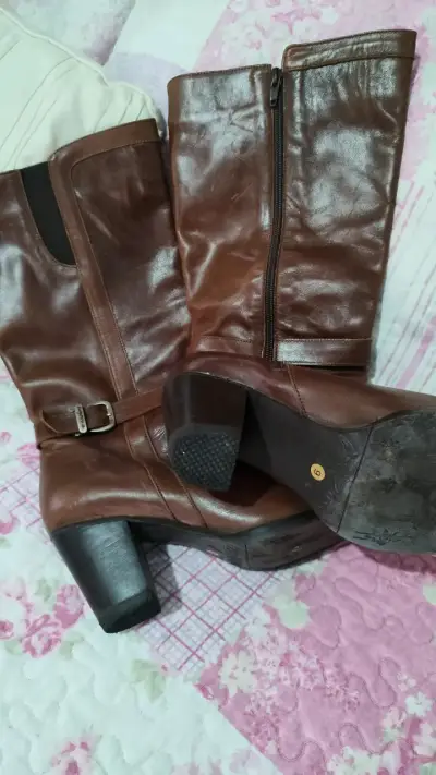 Botas de cuero marrón con tacón alto - miniatura 4