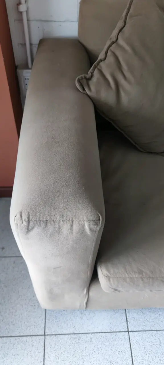 Sofá beige de tres plazas con cojines - 2