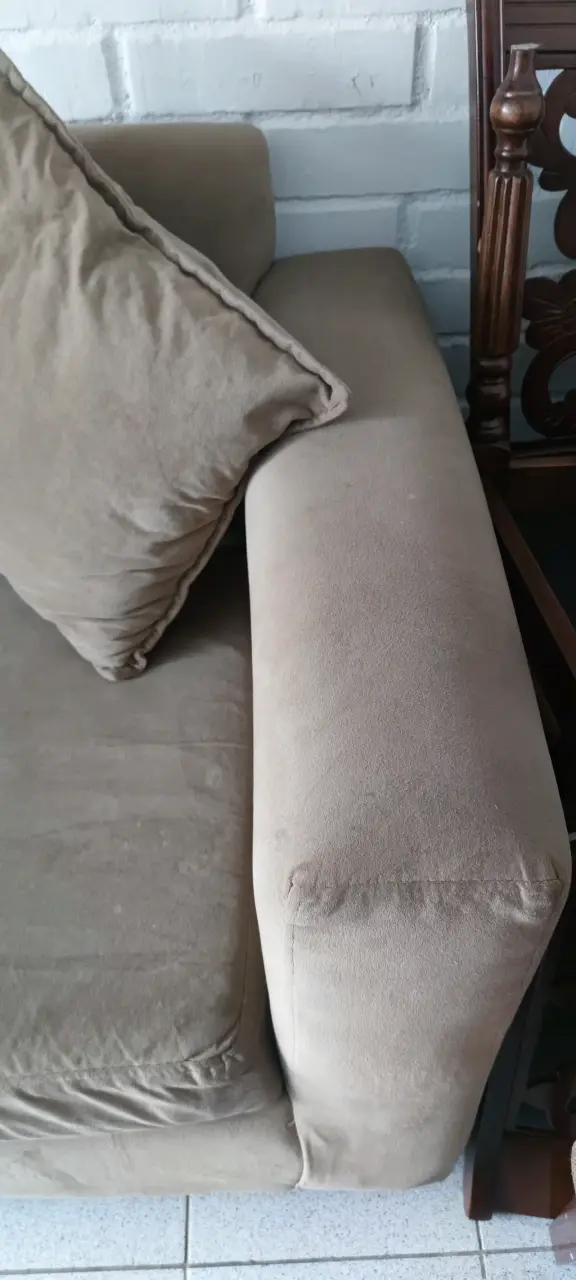 Sofá beige de tres plazas con cojines - 3