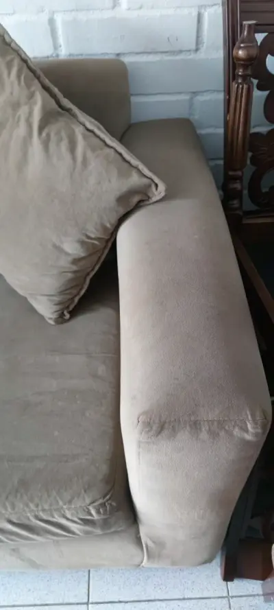 Sofá beige de tres plazas con cojines - miniatura 3