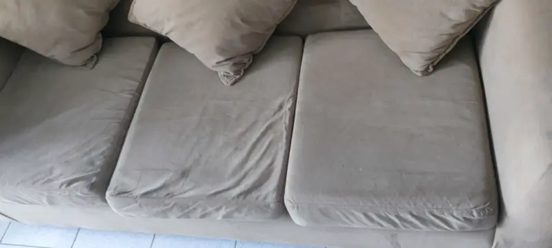 Sofá beige de tres plazas con cojines - 4