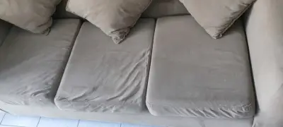 Sofá beige de tres plazas con cojines - miniatura 4