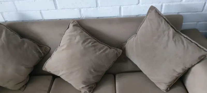 Sofá beige de tres plazas con cojines - 5