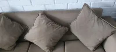 Sofá beige de tres plazas con cojines - miniatura 5
