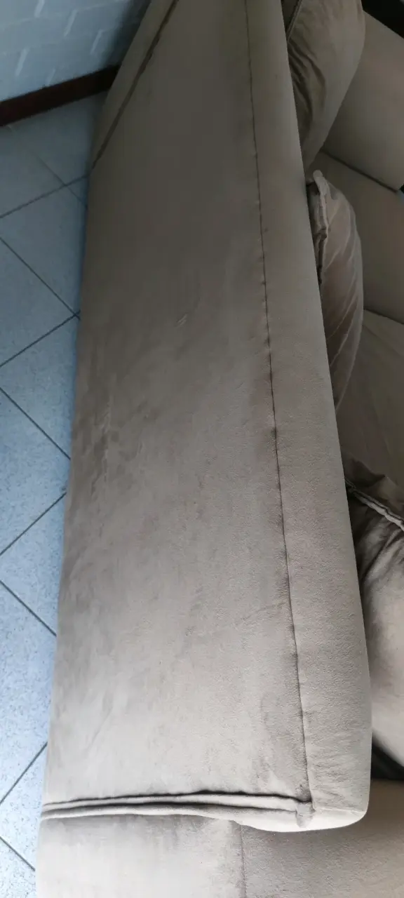 Sofá beige de tres plazas con cojines - 6