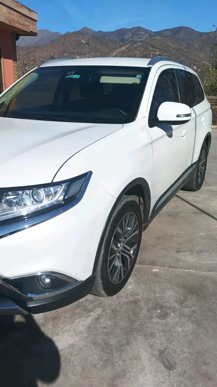 SUV blanco en buen estado