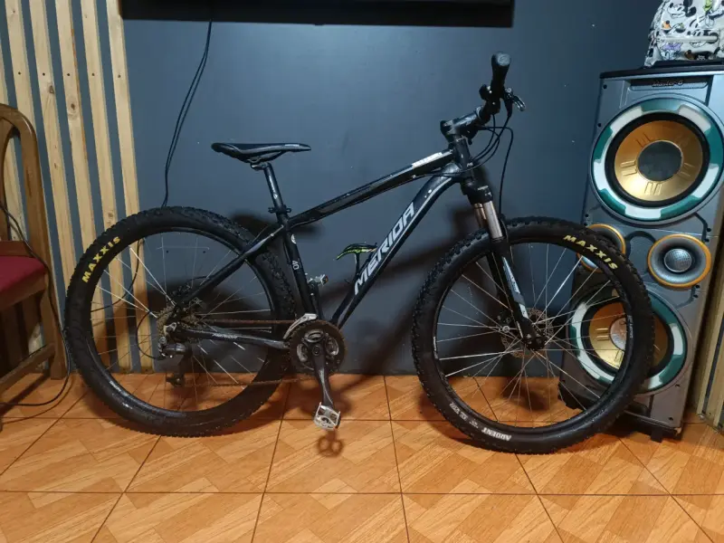 Bicicleta de montaña Merida negra con neumáticos Maxxis - 1