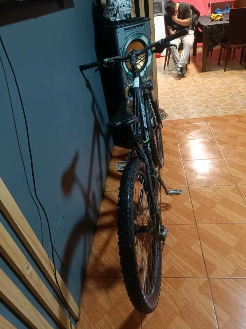 Bicicleta de montaña Merida negra con neumáticos Maxxis - 2