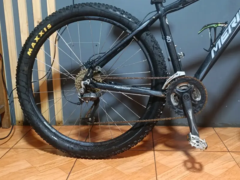 Bicicleta de montaña Merida negra con neumáticos Maxxis - 3