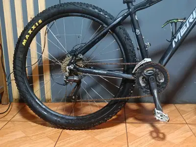 Bicicleta de montaña Merida negra con neumáticos Maxxis - miniatura 3