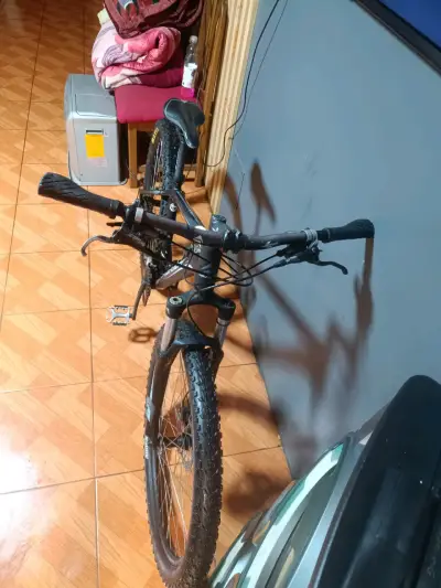 Bicicleta de montaña Merida negra con neumáticos Maxxis - miniatura 4