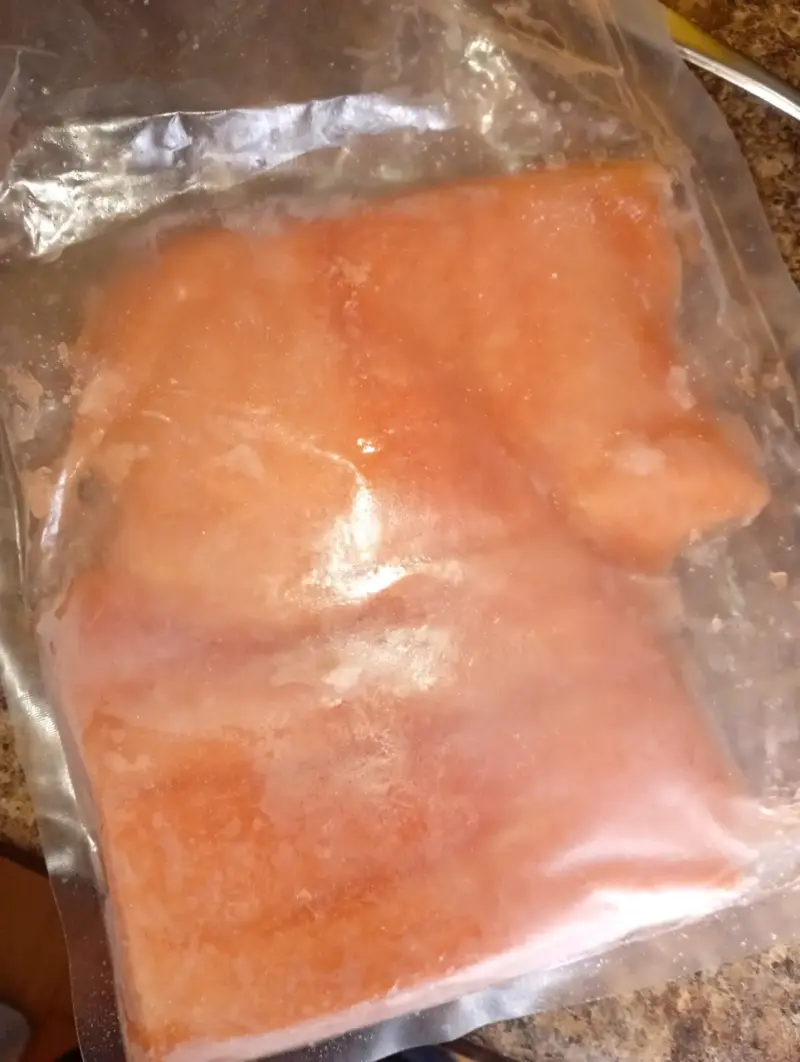 Filete de salmón congelado en bolsa sellada