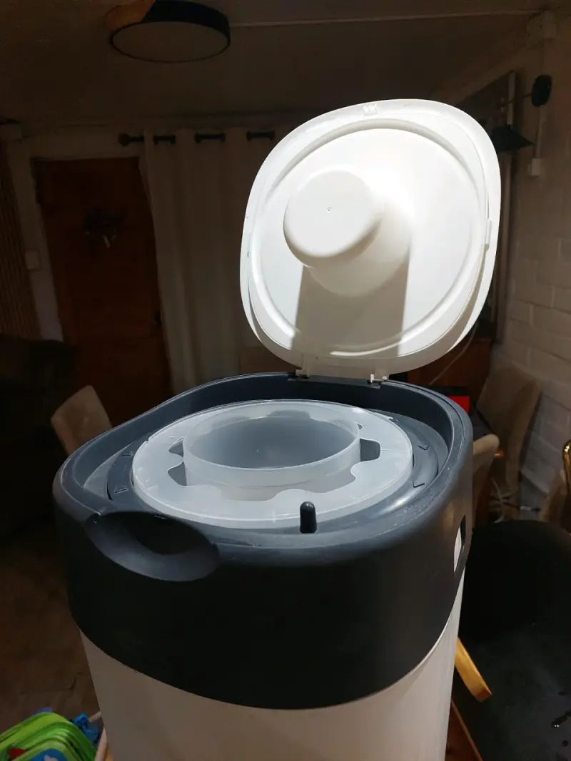 Contenedor de pañales para bebé con tapa hermética - 2