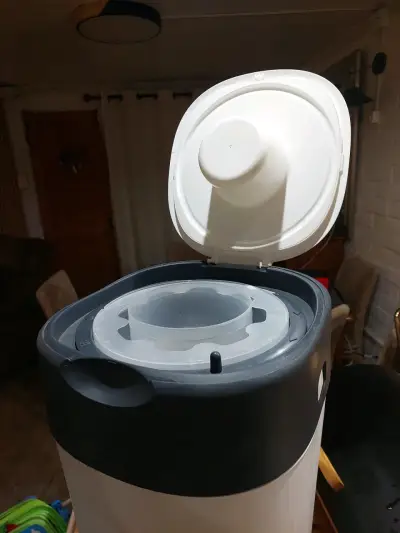 Contenedor de pañales para bebé con tapa hermética - miniatura 2