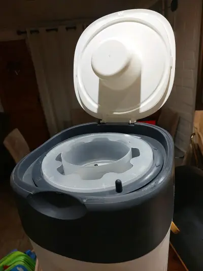 Contenedor de pañales para bebé con tapa hermética - miniatura 3