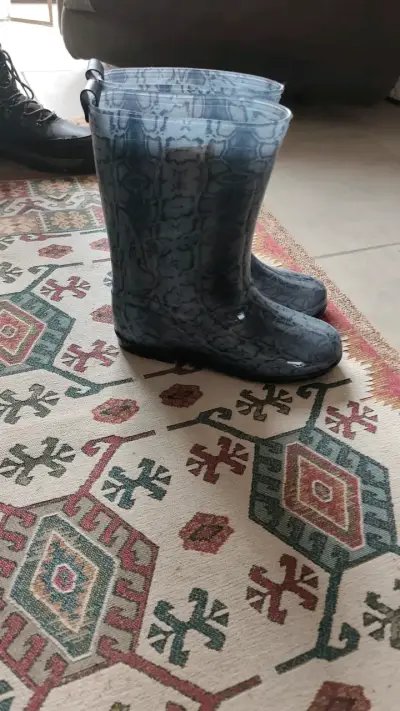 Botas de lluvia con diseño de serpiente - miniatura 2