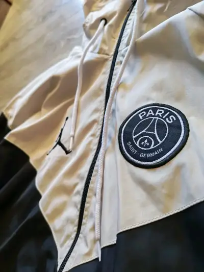 Cortavientos deportiva Jordan PSG con capucha - miniatura 3