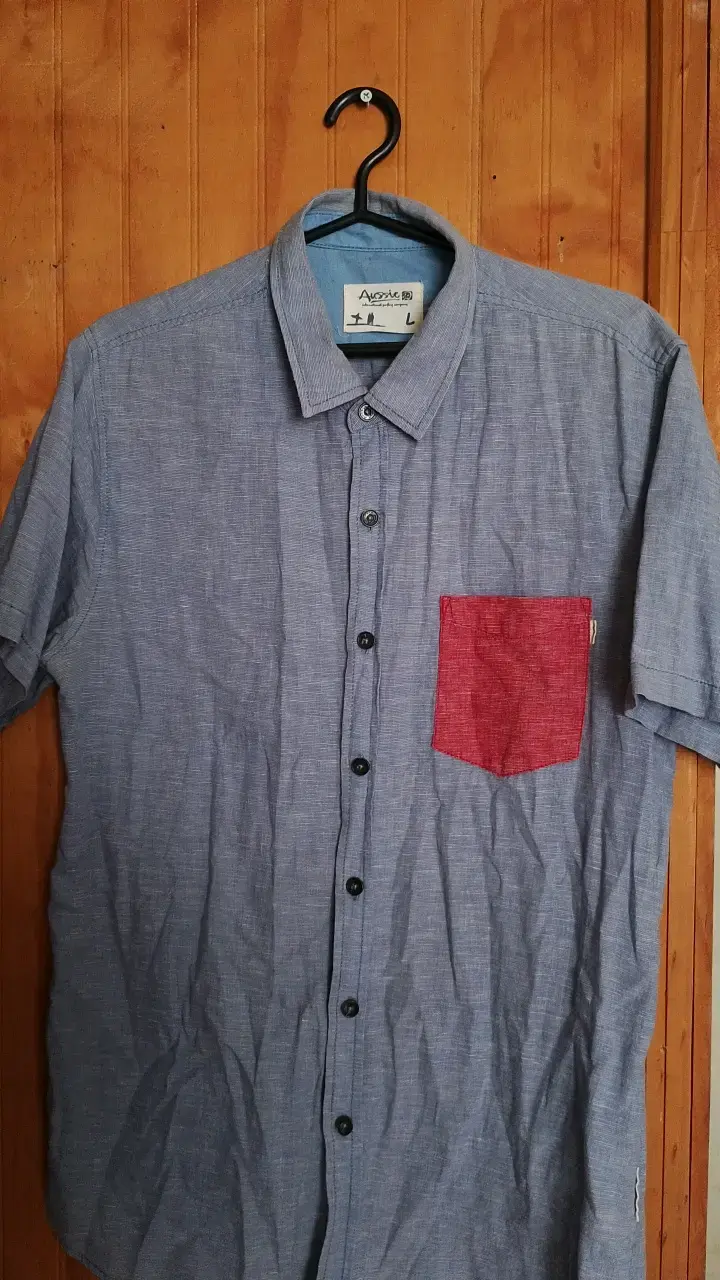 Camisa azul con bolsillo rojo Aussie talla L