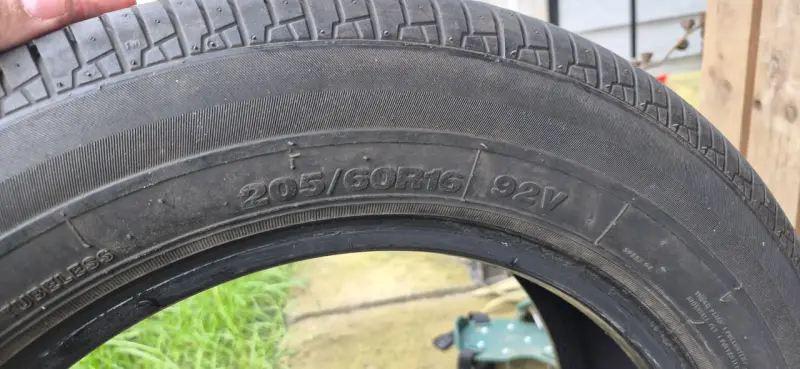 Neumático Double King 205/60R16 usado en buen estado - 2