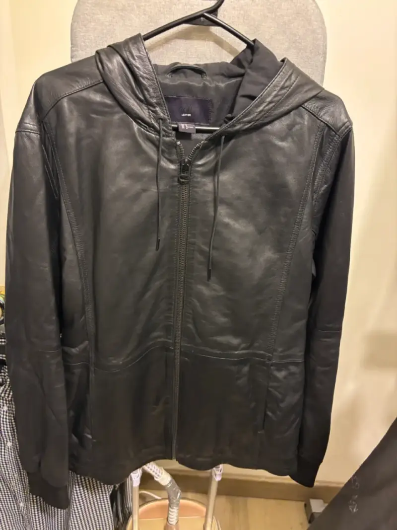 Chaqueta de cuero negra con capucha - 1