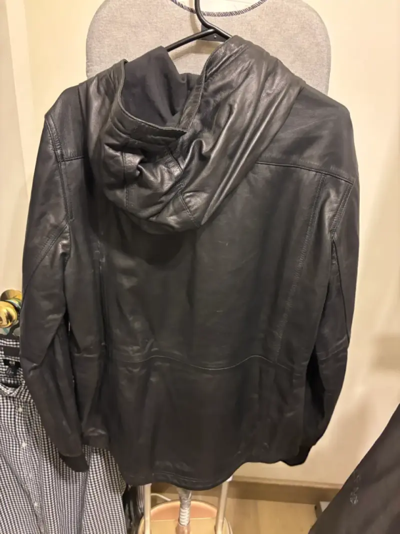 Chaqueta de cuero negra con capucha - 2