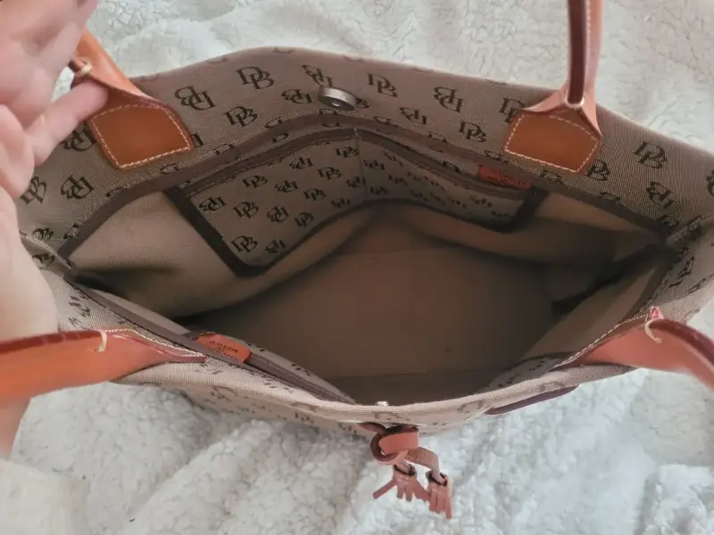 Bolso tote marrón con diseño de monograma - 2