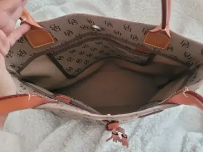 Bolso tote marrón con diseño de monograma - miniatura 2