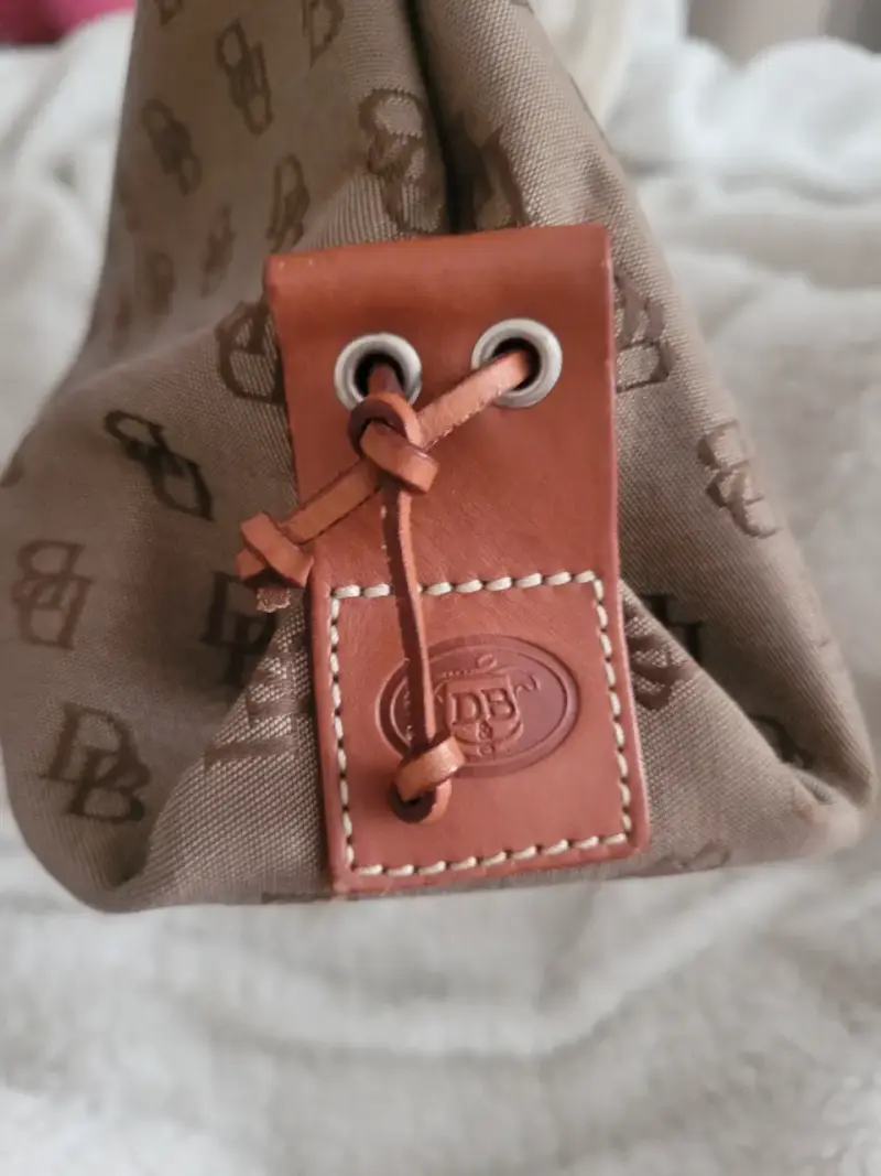 Bolso tote marrón con diseño de monograma - 3