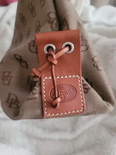 Bolso tote marrón con diseño de monograma - miniatura 3