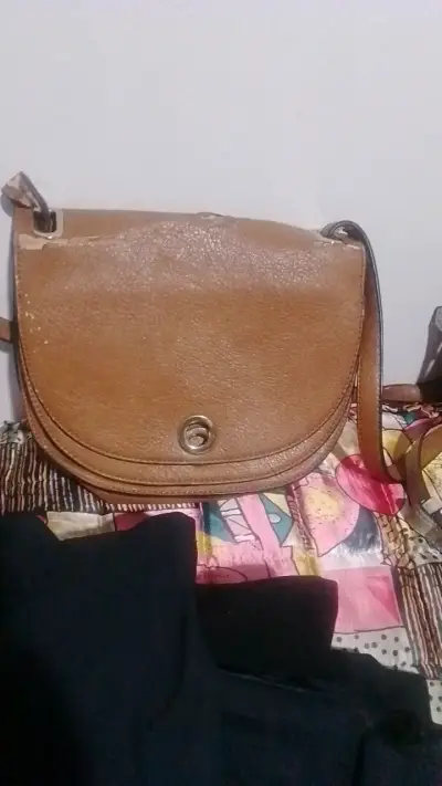 Cartera de cuero marrón con cierre metálico - miniatura 1