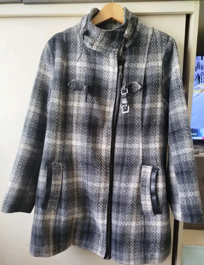 Abrigo de lana gris con diseño a cuadros - 1