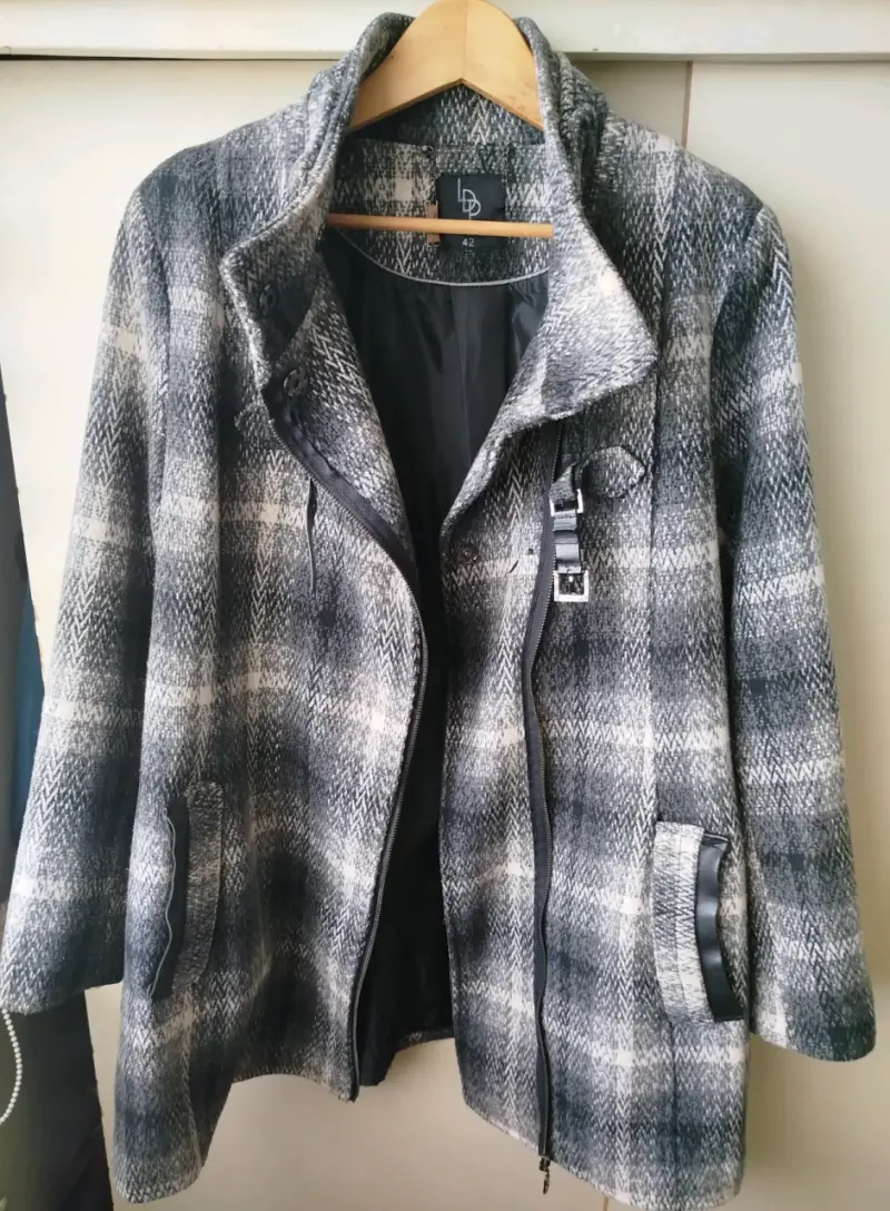 Abrigo de lana gris con diseño a cuadros - 2