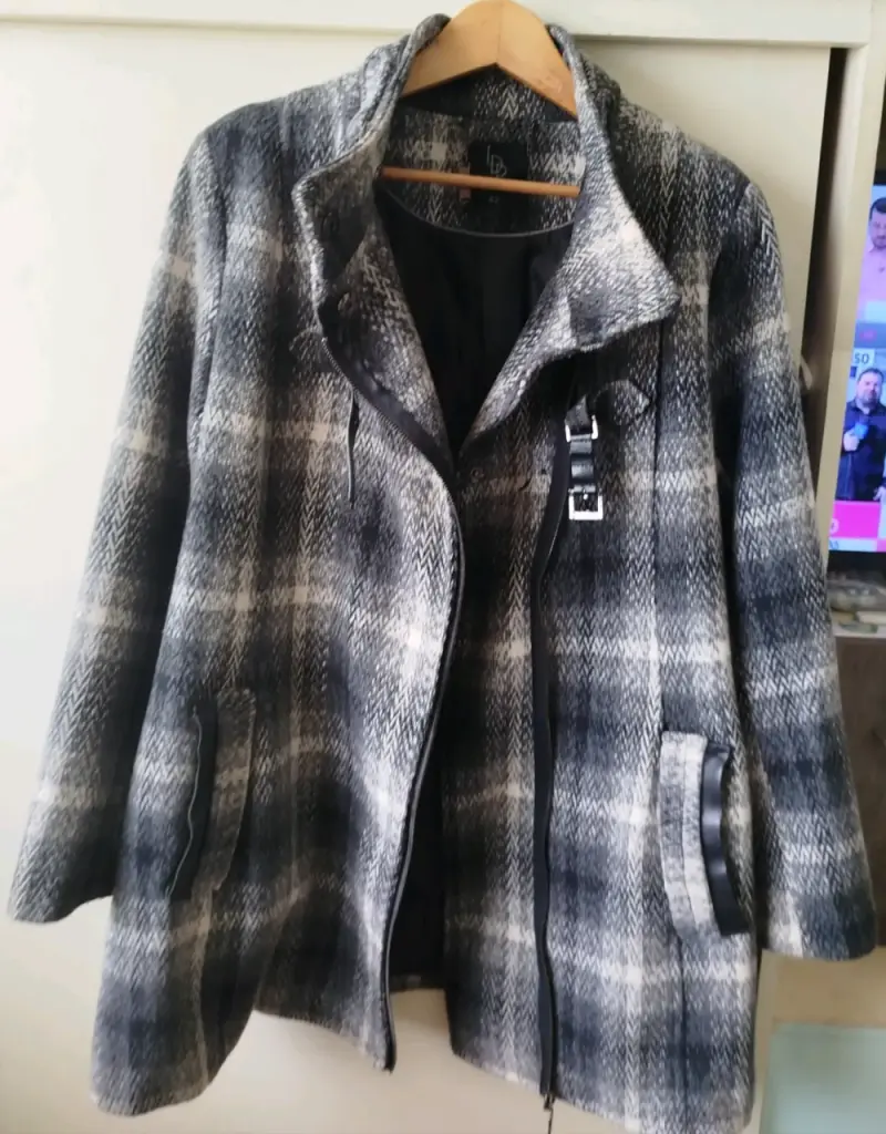 Abrigo de lana gris con diseño a cuadros - 3