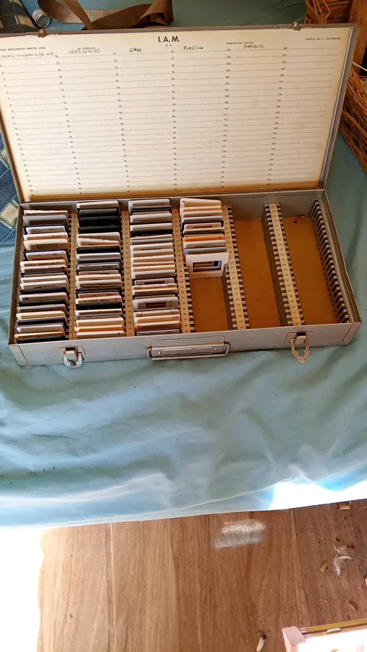 Caja metálica para diapositivas con compartimentos - 2