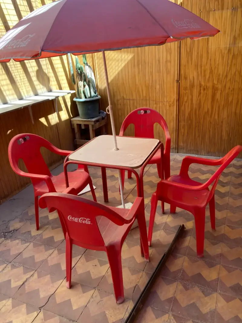 Juego de Mesa y Sillas de Plástico con Quitasol Coca-Cola - 1